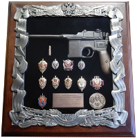 Панно с макетом пистолета Маузер и знаками ФСБ