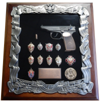 Ключница с макетом пистолета Макарова и знаками ФСБ