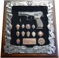 Панно с макетом пистолета Ярыгина и знаками ФСБ