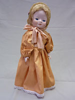 Кукла в оранжевом платье