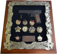 Ключница с макетом пистолета ТТ и наградами СССР