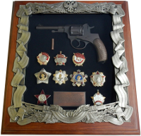 Ключница с макетом револьвера Наган и наградами СССР