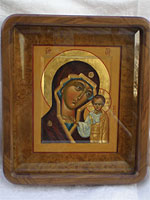 Икона Казанской Богородицы в киоте