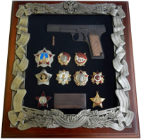 Панно с макетом пистолета ТТ и наградами Великой Отечественной войны