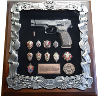 Ключница с макетом пистолета Ярыгина и знаками ФСБ