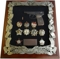 Ключница с макетом пистолета Макарова и наградами СССР