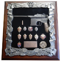 Ключница с макетом пистолета Маузер и знаками ФСБ